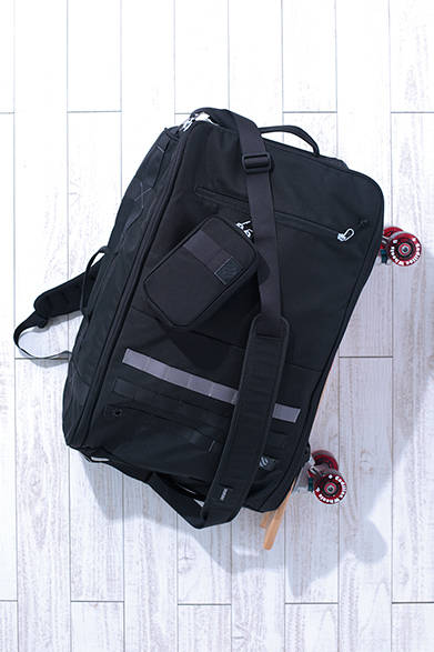 1～2泊程度の旅に最適な、機内持ち込みを想定したサイズ。スケートボード（商品には含まれない）を装着すればカートのようにも使える。「MONOLITH WEEKENDER」［H55×W40×D20cm（45L）］3万7000円（Heimplanet）<br />※税抜き価格