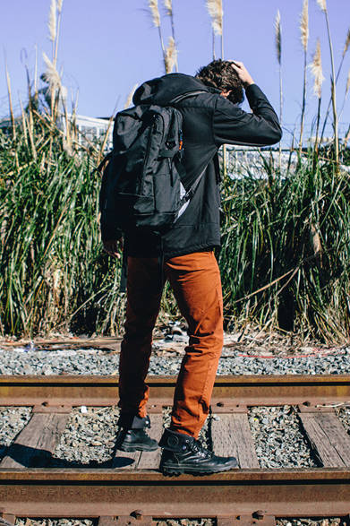 「ディスピッチ」は、デザイナーのリチャード・リウにより、2010年にアメリカ・サンフランシスコで誕生。ミリタリー ハードウエアにインスピレーションを受け、当初はカメラストラップメーカーとしてスタートした。アメリカ軍が使用する耐摩耗性に優れたミルスペックのナイロンや、パラシュートコードを使用したカメラストラップは、機能性と品質の高さにより、多くのフォトグラファーから注目を浴びる。そのミニマムなデザインも好評となり、瞬く間に人気アイテムとなった