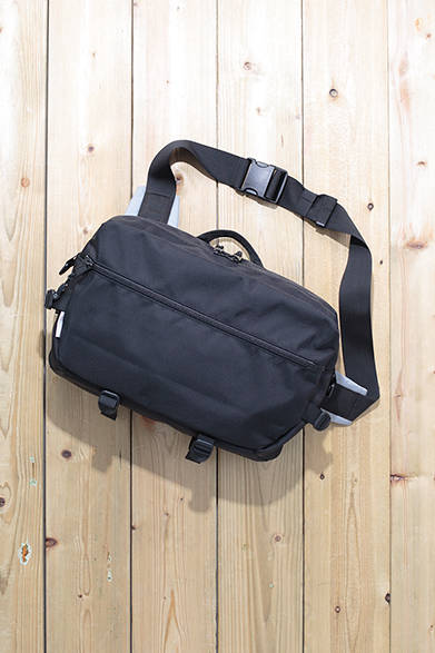 ショルダーバッグ感覚で使える大きめのボディバッグ。内装には弾力性に優れたオーガナイザーを装備しているので、PCやタブレットも安心して収納できる。また背面ポケットなど小物収納箇所も多数装備する。散歩からちょっとした遠出まで、幅広く使える。「Sling Pack」［W48.3×H30.5×D10cm］1万9000円（ディスピッチ）<br />※税抜き価格