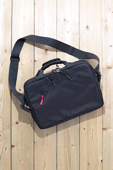 ふたつのメインルームを用意したブリーフケース。いっぽうはコード類や文房具などの収納に適したポケットが付けられ、もういっぽうにはPCやタブレットの収納に適したクッション性の高い仕切りを装備。ショルダーストラップは折り畳んで収納することもできる。「Brief Case」［W50.5×H30.5×D10cm］2万4000円（ディスピッチ）<br />※税抜き価格