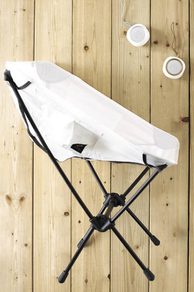 キャンプから旅までと幅広く使える軽量＆コンパクトな折りたたみ式チェア。付属の収納袋が小物入れになるだけでなく、本体側面にもポケットが付けられている。スピーカー「ビーヨ」のスペシャルカラーとして、白を基調としたモデルもジャーナル スタンダードで販売される。コンフォートチェア1万2800円（ヘリノックス）、ポータブルスピーカー「BeYo」各1万2000円（iui）<br />※ともに税抜価格