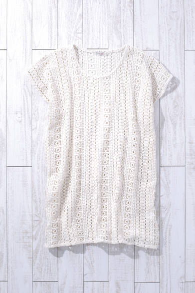 WOMENS｜今シーズン、1枚はワードローブに加えたいコットンレース素材。ひざ丈なので、パンツやジャケットスタイルにあわせたり、ビーチスタイルにも着まわせる<br />レースワンピース 3万3000円（FAHERTY BRAND）<br />※税抜き価格