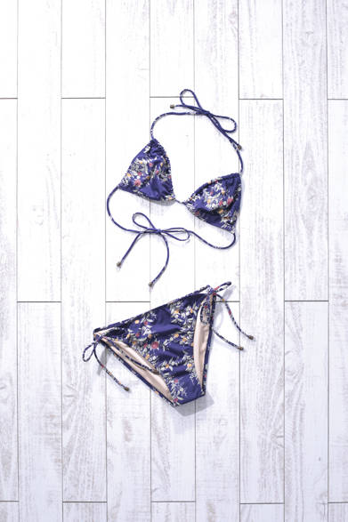 WOMENS｜ネイビー地にシックな花柄が映えるミニマルなスイムウエア<br />ビキニトップ 1万2000円、ビキニボトム1万2000円（ともにFAHERTY BRAND）<br />※税抜き価格