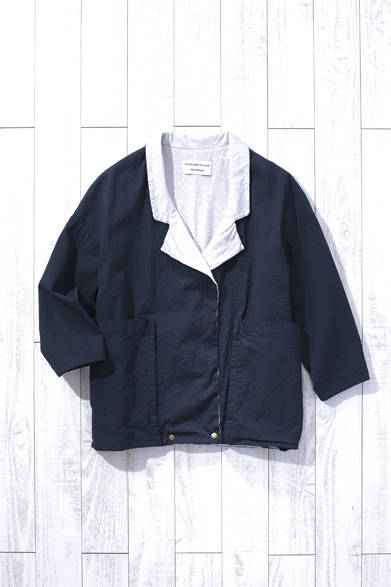 WOMENS｜これからの季節、一枚あると重宝するカジュアルなジャケット。裏地がジャージー素材なので、着心地もよく、ワンピースやどんなボトムスともコーディネートしやすいアイテム。コットンジャージージャケット5万円（Les Prairies De Paris）<br />※税抜き価格