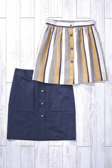 WOMENS｜ノスタルジックな雰囲気を感じさせるストライプ柄とフロントボタンのデザインが上品。ひざ上丈なので、さらっと涼しげなスタイリングに合わせたい。上からリネンストライプスカート 2万7000円、フロントボタンスカート3万3000円（Les Prairies De Paris）<br />※税抜き価格