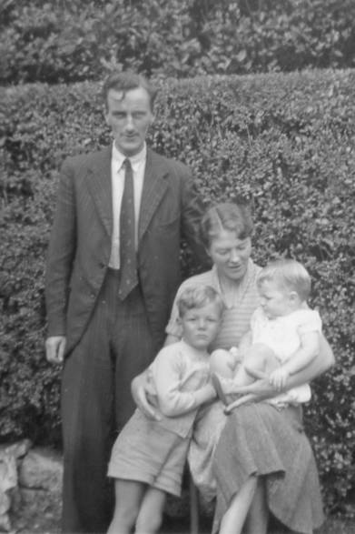 「フランク＆アイリーン」のブランド名は、創設者でありデザイナーを務めるオードリー・マクローンの祖父母に由来する。写真は祖父母のフランクとアイリーン、その子どものバリーとシャーリー