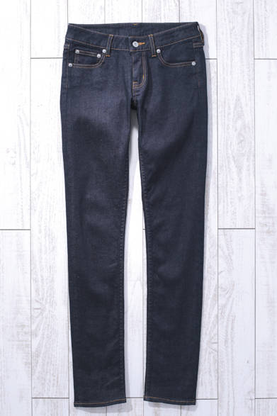 WOMENS｜ハイパーストレッチ素材により、美しいシルエットと動きやすさを両立。着回しが利くオーソドックスな色味のジーンズは、1本はもっておきたいアイテムだ。リジットスキニーデニム9500円（ジャーナル スタンダード）<br />※税抜き価格