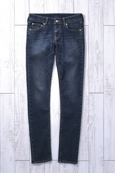 WOMENS｜スキニーデニムは、おなじシルエットでも、素材の表情が変われば合わせるアイテムも変わる。インディゴの色味を残した味わいのある色落ちで、リゾート感のあるシックなスタイルを楽しめるジーンズ。ウォッシュスキニーデニム9500円（ジャーナル スタンダード）<br />※税抜き価格