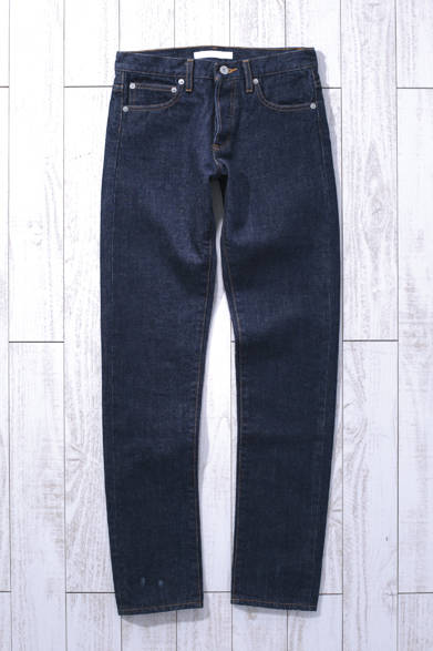 WOMENS｜こちらは先のモデルに軽くウォッシュをかけたもの。脇の継ぎ目に浮かび上がるパッカリングで、さりげなくこなれた印象に。セルヴィッジデニム1万1000円（ジャーナル スタンダード）<br />※税抜き価格