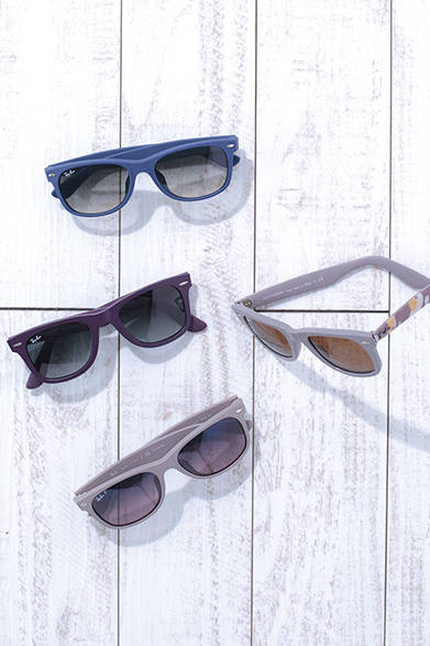 WOMENS｜「NEW WAYFARER」はフロントの傾斜をおさえた細身のモデル。日本人にもフィットし、より自然な着用感を実現している。（写真上から）「NEW WAYFARER」2万4000円、「WAYFARER」2万4000円、「WAYFARER」2万2000円、「NEW WAYFARER」2万7000円（すべてレイバン） <br />※すべて税抜き価格