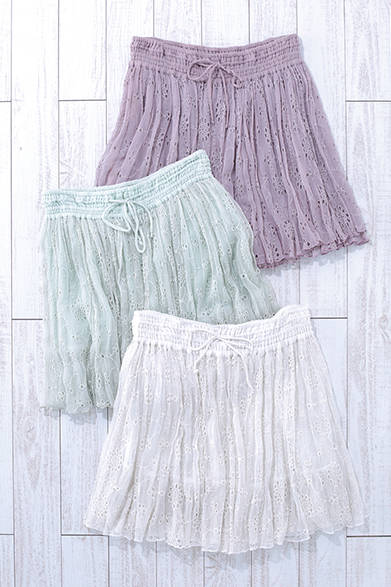 グレーがかったパープル（モーブ）と、グリーン、ホワイトの3色展開。シフォン カットワーク スカート1万8000円 （すべてMes Demoisells）<br />※税抜き価格
