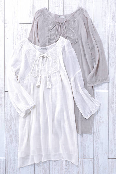 胸元の刺繍とフリンジがポイントのチュニック ワンピース。空気を孕む肌触りのよいガーゼ地により、湿度の高い日でも快適に過ごすことができる。2色展開。ガーゼ チュニック ワンピース1万6000円（Mes Demoisells）<br />※税抜き価格