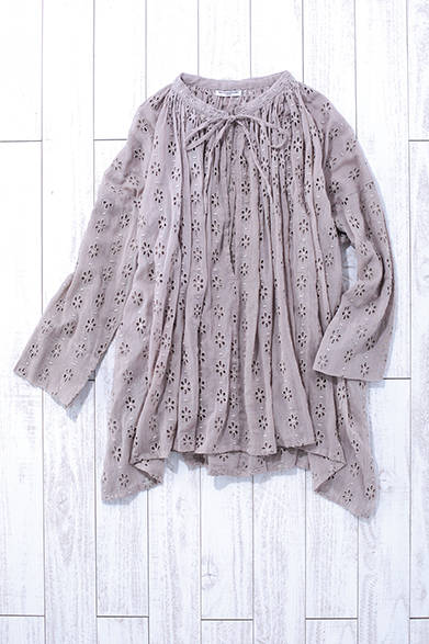 フラワーモチーフのレースで仕上げたチュニック。デニムと合わせてもラフになりすぎない上質な素材感で、着回しの利くアイテムといえる。カットワーク Vネック チュニック1万8000円（Mes Demoisells）<br />※税抜き価格