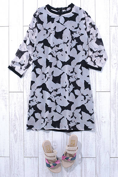 大胆なプリントもモノトーンで取り入れることで、落ち着いた印象に。感度の高い女性像を演出してくれる。ワンピース1万7000円（ジャーナル スタンダード）、サンダル（ISLAND SLIPPER）1万3000円<br />※税抜き価格