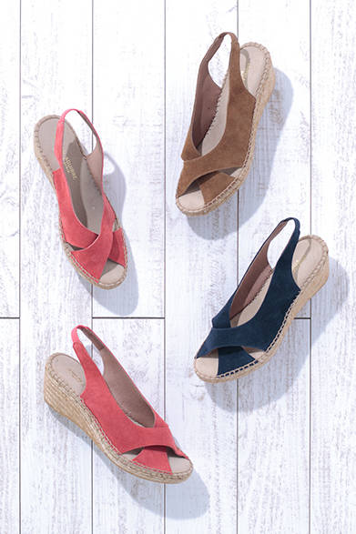 スペインのファクトリーブランド「JUNCAL AGUIRRE（フンカル アギーレ）」。定番のエスパドリーユは、スエード素材に季節感満点のウェッジソールを組み合わせた。マットな質感と涼しげな素材感のミックスが新鮮。スエード クロス エスパドリーユ各1万2500円（JUNCAL AGUIRRE）<br />※税抜き価格