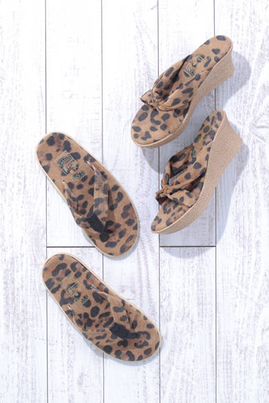 WOMENS｜レオパード柄で全体を統一したモデル。トング仕様のサンダルは、ウィメンズでも展開すされる。左から、ビーチサンダル［ジャーナル スタンダード限定］1万3800円、ヒールサンダル［ジャーナル スタンダード限定］1万3000円（ともにアイランド スリッパ）<br />※ともに税抜き価格