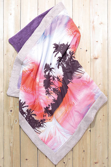 抜群の吸収性と肌触りをもつエジプトコットンを、100パーセント使用したハンドメイドタオル。94×152cmと大判なので、ビーチサイドでもブランケットとして身にまとうことができる。ビーチタオル 1万6000円（サン オブ ア ビーチ）<br />※税抜き価格