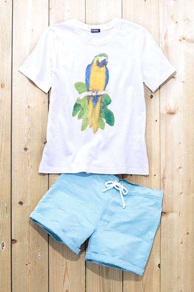 WOMENS｜「ジャーナル スタンダード」のオリジナルアイテムで、ビーチスタイルを提案。日差しに映えるカラーのボトムに、インパクトのあるプリントのトップスで、シンプルかつユニークなスタイルへ。Tシャツ 8500円、ボードショーツ 各1万7000円（ともにジャーナル スタンダード）<br />※ともに税抜き価格