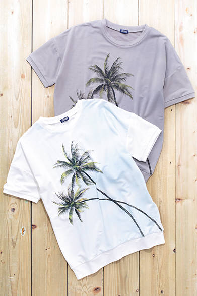 WOMENS｜南国を感じさせる椰子の木を転写プリント。厚みのある生地はタフな質感を備えており、スイムウエアの上から着ても十分な存在感がある。スウェットTシャツ 各8500円（ジャーナル スタンダード）<br />※税抜き価格
