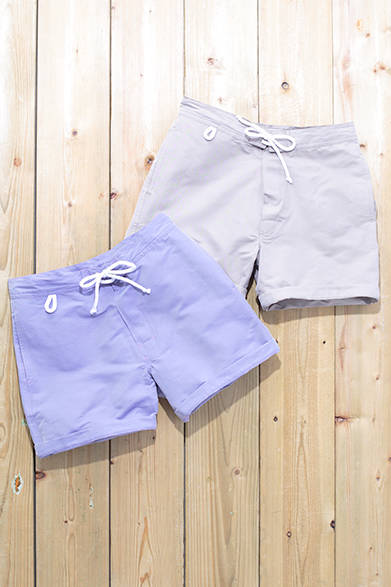 WOMENS｜絶妙なショート丈で、パレオ感覚で使うこともできるボードショーツ。コシのある生地感と、ペールトーンの優しい色合いで上品な仕上がりに。ボードショーツ 各1万7000円（キュイス ドゥ グルヌイユ）<br />※税抜き価格