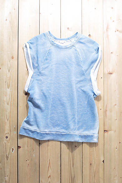 WOMENS｜大きく開けられた脇と、インディゴをウォッシュしたようなカラーが 涼しげなカットソー。同系色のジーンズと合わせることで、統一感のあるコーディネイトを楽しめる。「ノースリーブ  スウェットシャツ」2万円（ペーパーデニム＆クロス）<br />※税抜価格