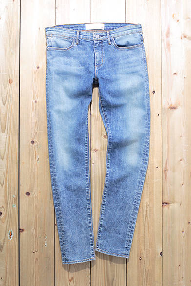 WOMENS｜女性らしい美しいシルエットを実現するスキニーデニム。ハードウォッシュをかけたインディゴの色落ちと、浮かび上がるパッカリングは、ジーンズへのこだわりをもつ男性目線にも、穿くひとを上級者に見せてくれるだろう。デニム3万2000円（ペーパーデニム＆クロス）<br />※税抜価格