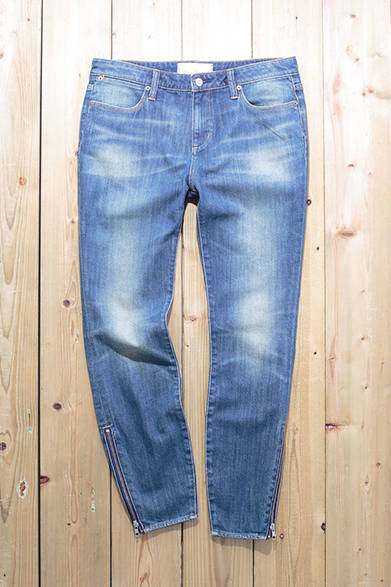 WOMENS｜アンクル丈のスキニーデニム。ヴィンテージデニムさながらの 佇まいから、ジーンズブランドとしての実力を感じさせる。サイドには着脱に便利なファスナーが付く。「アンクル スキニーデニム」2万3000円（ペーパーデニム＆クロス）<br />※税抜価格