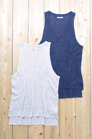 WOMENS｜100パーセントリネンながら、固さを感じさせない滑らかで柔らかな着心地のタンクトップ。 側面は編み方が変えられていて、シンプルなアイテムにアクセントとして光る。「クラークソン タンクトップ」各2万5000円（ペーパーデニム＆クロス）<br />※税抜価格