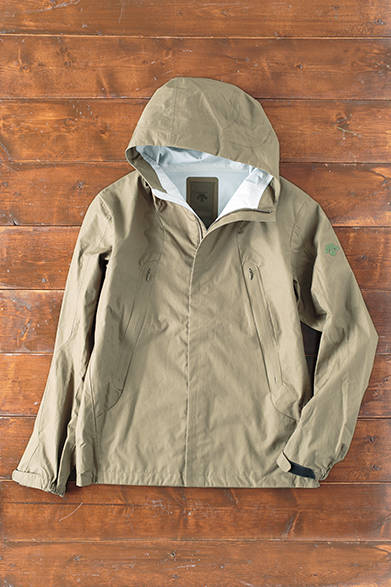 MENS｜比翼仕立てのフード付きブルゾン。裏面はシームテープ加工がほどこされており、耐水性能も高い。デサント独自のBOAクロージャーシステムを採用しており、付属のノブをまわすことで着用時のフィット性を向上させ、パフォーマンスをサポートする。「VENTILE SOFTSHELL HOODIE 」4万9000円（デサント オルテライン）<br />※税抜価格