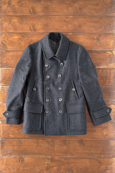 MENS｜クラシックなデザインに、現代的なシルエットが融合したアイテム。フロントのボタンは通常のピーコートよりも数が多く、留め方次第で印象が変わる。ドネガルツイードを表地に、ウエストヨークシャーで製作されたコーティングウールを裏地に使用した重量感のある一着だ。「yorkshire wool p coat」12万8000円（S.E.H. ケリー）<br />※税抜価格