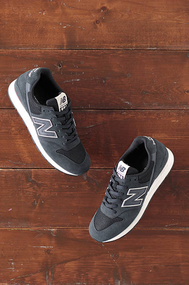 MENS ＆ WOMENS｜アッパー部分に上質なヌバック素材と、通気性に優れたメッシュ素材を使用し、「N」マークにはレザー素材を採用した別注モデル。「996」1万4800円（ニューバランス×ジャーナル スタンダード）<br />※税抜価格