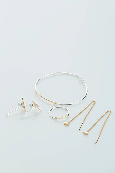 WOMENS｜繊細なライン使いが美しい、細身ながら存在感があり上品なデザイン。オーバルのブレスレットやリングは、シルバーとゴールドが重なるラインに注目。ピアスはどちらも直線やスクエアなフォルムがモダンでスタイリッシュ。「K18ゴールド×シルバー オーバルブレスレット」4万9000円、「ゴールド×シルバー オーバルリング」4万6000円「ゴールド×シルバー チェーンアメリカンピアス」2万5000円、「ゴールド×シルバー ピアス」3万3000円（すべてアデリン カシュー）<br />※すべて税抜き価格