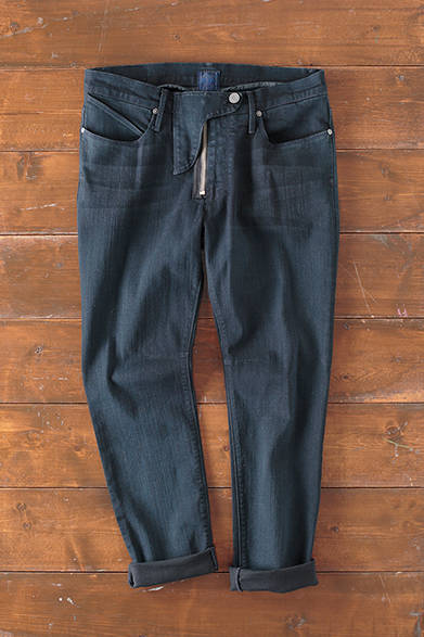 WOMENS｜フロントにあしらわれた、ホルスターベルトをイメージしたデザインがポイント。「ホルスターデニム」3万2000円（RtA）<br />※税抜価格