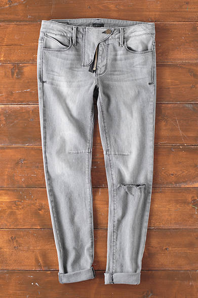 WOMENS｜ブラックデニムを激しく色落ちさせたような色味が新鮮、ボーイズライクな1本。「ホルスタースキニーデニム」2万7000円（RtA）<br />※税抜価格