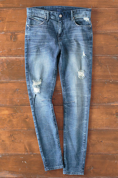 WOMENS｜細身のシルエットながら、ハイウェストなフォルムがユニーク。ヒップポケットも特徴的。「ハイウェストデニム」2万8000円（RtA）<br />※税抜価格