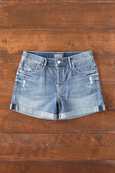 WOMENS｜ストレッチがきいたボタンフライのショートパンツ。ボタン部分は白で塗装されている。「ショートパンツ」1万9000円（マザー）<br />※税抜価格