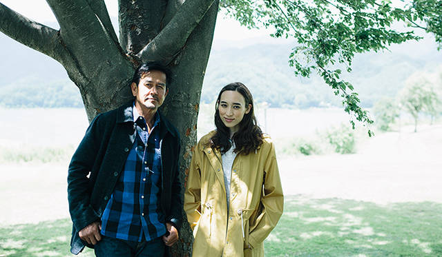 木村東吉さんと華恵さん(左)。河口湖のほとりの小海公園にて。