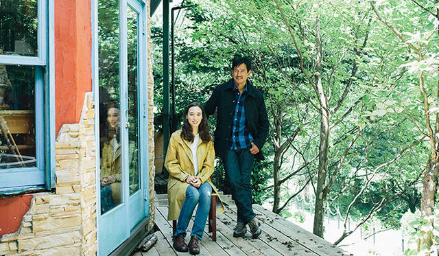 家の外壁のモルタルは、1995年当時、すべて木村さんが自身で塗った。現在は柱状の石をモザイクのように埋め込んでいる最中だとか