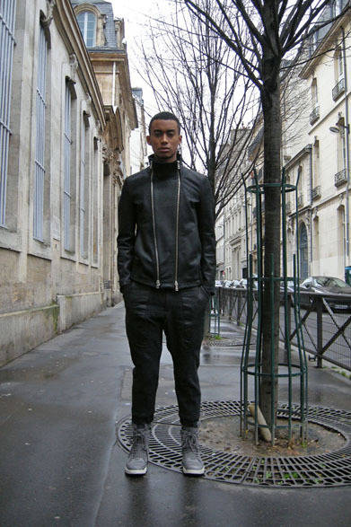 オイルドヌバックカウレザー ダブルファスナーライダース14万400円、カウレザー/ウールニードルパンチクロップドパンツ4万1040円、ゴートレザーハイトップスニーカー4万2120円