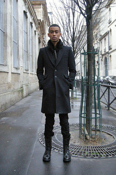 ヴィンテージメルトンチェスターコート8万9640円、ラビットファーベスト6万6960円、スリムフィットシルエットデニムパンツ2万520円