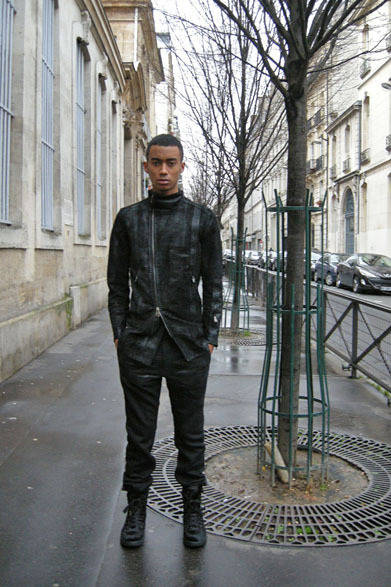 バッファローナパランレザーライダース16万2000円、立体黒箔加工スリムフィットシルエットニットデニムパンツ4万1040円、アンボーンカーフハイトップスニーカー4万6440円