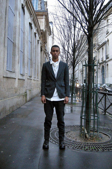 フラワージャガードfog加工 ジャケット6万6960円、デザインネックロングシャツ3万2400円、フラワージャガードfog加工 スラックス3万4560円