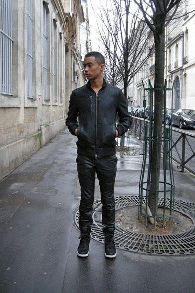 箔コーティング加工ブルゾン6万2640円、ラムレザー×デニムスリムフィットシルエットニットデニムパンツ6万2640円、ゴートレザーハイトップスニーカー4万2120円