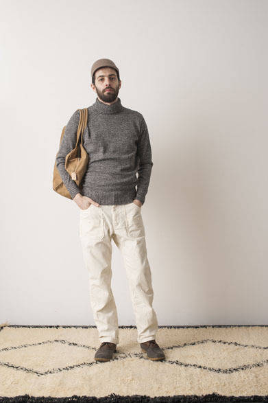 Turtleneck Sweater 2万5920円、Explorer Pants 2万4840円、Felt Cap 8640円、Boston Bag 1万8900円