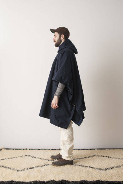 Poncho 3万7800円、Turtleneck Sweater 2万5920円、Explorer Pants 2万4840円、B.B Cap / Suede 1万4040円