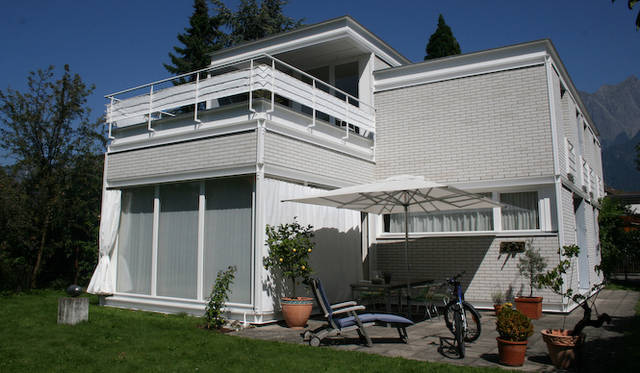 <strong>第9回　特別欧州篇　レナート・ベルガミン氏×フォルクスワーゲン パサート V5 4モーション</strong>20年ほど前、レナート・ベルガミン氏自らがディレクションして建てた邸宅。研究しているジャコメッティとおなじ20世紀現代美術のエッセンスをふんだんに盛り込むよう、建築家と徹底的に詰めたという