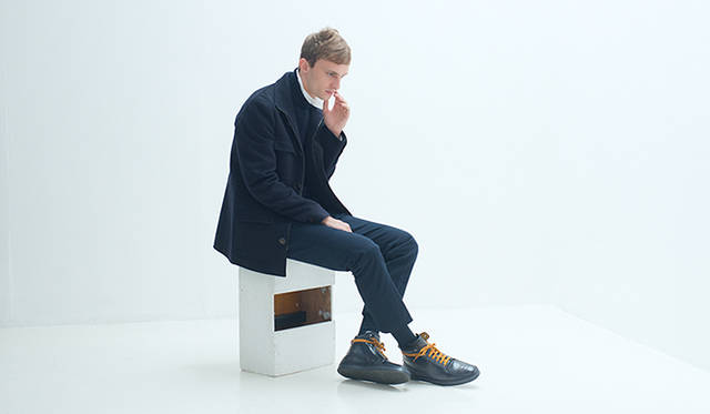 シューズ16万5000円、コート49万4000円、シャツ7万2500円、ニット12万6000円、パンツ8万1500円（すべてベルルッティ）