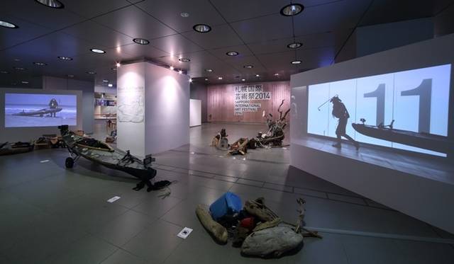 <strong>ART｜北海道の歩みをアートで振り返る『札幌国際芸術祭2014』</strong><br />山川冬樹「リバー・ラン・プラクティス：石狩湾から札幌駅前通地下歩行空間へ遡上する」2014年提供：創造都市さっぽろ・国際芸術祭実行委員会photo：Keizo Kioku