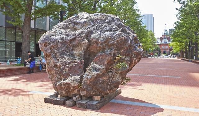 <strong>ART｜北海道の歩みをアートで振り返る『札幌国際芸術祭2014』</strong><br />島袋道浩 「一石を投じる」2014年 提供：創造都市さっぽろ・国際芸術祭実行委員会 photo：Kentaro MINAMI（SS）