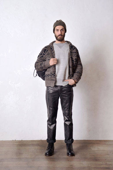 KNIT 9万5040円、SWEAT 2万3760円、TROUSER 13万9320円、KNITCAP 1万3824円、BAG 9万5040円、BOOTS 8万7480円